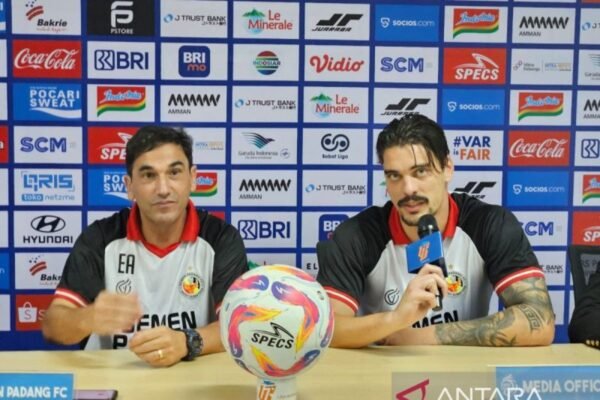 Berikut adalah beberapa alternatif judul untuk "Pelatih Carlos Almeida tidak membebani para pemain Semen Padang":

1. "Carlos Almeida: Pelatih yang Memberi Beban Ringan untuk Pemain Semen Padang"
2. "Carlos Almeida Tidak Menambah Tekanan pada Pemain Semen Padang"
3. "Carlos Almeida: Strategi tanpa Beban bagi Pemain Semen Padang"
4. "Pelatih Semen Padang, Carlos Almeida, Pilih Pendekatan Santai untuk Pemainnya"
5. "Carlos Almeida: Menciptakan Lingkungan Bebas Beban untuk Pemain Semen Padang" 

Silakan pilih atau sesuaikan sesuai kebutuhan!