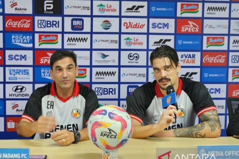 Berikut adalah beberapa alternatif judul untuk "Pelatih Carlos Almeida tidak membebani para pemain Semen Padang":

1. "Carlos Almeida: Pelatih yang Memberi Beban Ringan untuk Pemain Semen Padang"
2. "Carlos Almeida Tidak Menambah Tekanan pada Pemain Semen Padang"
3. "Carlos Almeida: Strategi tanpa Beban bagi Pemain Semen Padang"
4. "Pelatih Semen Padang, Carlos Almeida, Pilih Pendekatan Santai untuk Pemainnya"
5. "Carlos Almeida: Menciptakan Lingkungan Bebas Beban untuk Pemain Semen Padang" 

Silakan pilih atau sesuaikan sesuai kebutuhan!