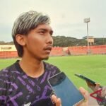 Here are a few alternate titles for "Yusuf Meilana Tetap Bertahan di Persik Kediri":

1. "Yusuf Meilana Memilih Setia Bersama Persik Kediri"
2. "Konsistensi Yusuf Meilana di Persik Kediri"
3. "Yusuf Meilana: Komitmen Terus Bersama Persik Kediri"
4. "Persik Kediri: Yusuf Meilana Memutuskan untuk Tetap Berada"
5. "Keberlangsungan Yusuf Meilana di Persik Kediri"
6. "Yusuf Meilana dan Kesetiaannya pada Persik Kediri"

Feel free to choose any of these or let me know if you want more options!