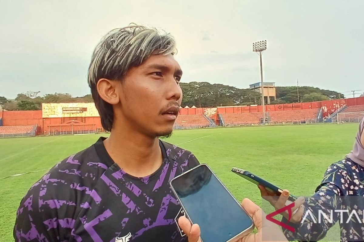 Here are a few alternate titles for "Yusuf Meilana Tetap Bertahan di Persik Kediri":

1. "Yusuf Meilana Memilih Setia Bersama Persik Kediri"
2. "Konsistensi Yusuf Meilana di Persik Kediri"
3. "Yusuf Meilana: Komitmen Terus Bersama Persik Kediri"
4. "Persik Kediri: Yusuf Meilana Memutuskan untuk Tetap Berada"
5. "Keberlangsungan Yusuf Meilana di Persik Kediri"
6. "Yusuf Meilana dan Kesetiaannya pada Persik Kediri"

Feel free to choose any of these or let me know if you want more options!